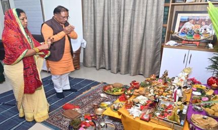 रायपुर : मुख्यमंत्री  विष्णु देव साय ने की गोवर्धन पूजा, प्रदेश की सुख-समृद्धि और खुशहाली की कामना की