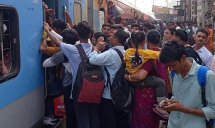 छठ पर्व पर ट्रेनों में उमड़ी भारी भीड़, यात्री टॉयलेट में खड़े होकर कर रहे सफर