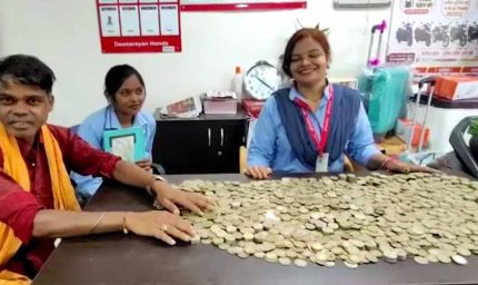 सिक्कों का समंदर, भावनाओं की उमंग: ₹40 हजार लेकर स्कूटी खरीदने आए किसान, शोरूम मालिक भी भावुक