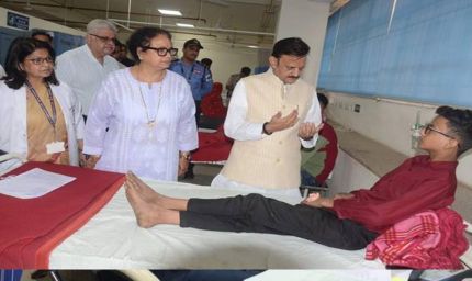 उप मुख्यमंत्री  शुक्ल ने हमीदिया अस्पताल में कार्बाइड गन से प्रभावित युवाओं एवं बच्चों का हाल जाना