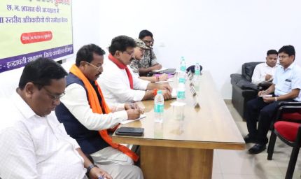 रायपुर : उपमुख्यमंत्री  विजय शर्मा ने पुनर्वास केंद्र में सुविधाओं की ली समीक्षा बैठक