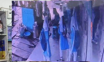 मंडला : स्कूल ड्रेस में पीठ पर बस्ता लिए दो छात्राओं ने खरीदी शराब, वायरल तस्वीर से मचा हड़कंप; SDM और आबकारी अधिकारी ने किया बयान