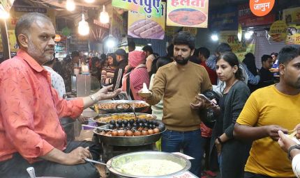 इंदौर : सराफा चौपाटी में परंपरागत व्यंजनों की दुकानों को लेकर निगम की बैठक, सैंडविच और चाइनिज स्टॉल पर उठे सवाल