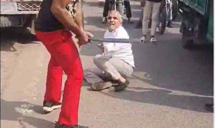 दिल्ली सड़क पर सनसनीखेज वारदात: अधेड़ शख्स पर लोहे की रॉड से हमला