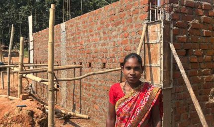 मिट्टी की झोपड़ी से पक्के घर तक : सन्ना गांव की महंती बेक की कहानी
