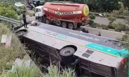 तेलंगाना में बड़ा हादसा: बस पलटने से 20 यात्री घायल, कुरनूल के बाद फिर दहशत