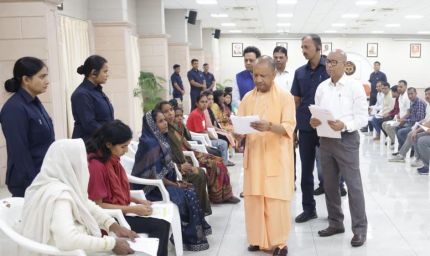 समस्या लेकर आये लोगों से मिले मुख्यमंत्री, बोले- आपकी सेवा ही सरकार की प्राथमिकता