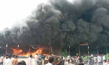 सब्जी मंडी में भीषण आग: लाखों का नुकसान, फायर ब्रिगेड की दमकल कर रही आग बुझाने के प्रयास