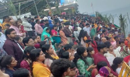 उगते सूर्य को अर्घ्य के साथ छठ पूजा संपन्न, देशभर के घाटों पर उमड़ा श्रद्धालुओं का सैलाब