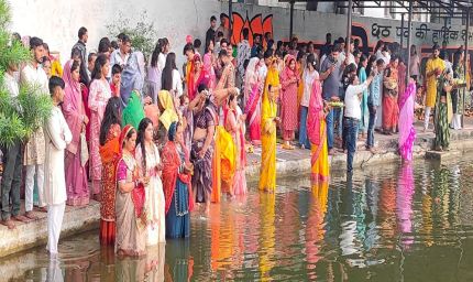 लोक आस्था के पर्व छठ पर महिलाओं ने अस्ताचलगामी सूर्य को दिया अर्घ्य, आमातालाब छठ घाट पर उमड़े श्रद्धालु