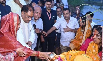 रायपुर : मुख्यमंत्री  साय ने जशपुर में दुलदुला छठ घाट में सूर्य को दिया अर्घ्य: प्रदेश की सुख-समृद्धि और खुशहाली की कामना की