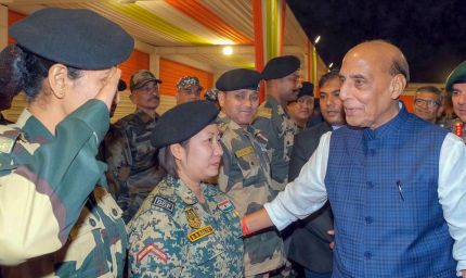 रक्षा मंत्री राजनाथ सिंह का संदेश: सीमाओं पर सतर्क रहें, किसी भी परिस्थिति के लिए तैयार रहना जरूरी