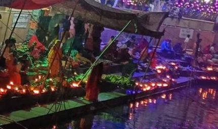 छठ पूजा 2025: उगते सूर्य को अर्घ्य देने पहुंचे लाखों श्रद्धालु, सरस्वती तीर्थ बना भक्ति का संगम