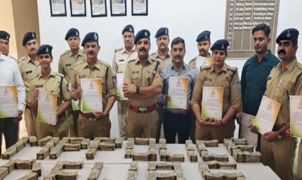 देवास पुलिस का बड़ा खुलासा: इंदौर जा रही बस से चोरी हुई 250 गड्डियां 500-500 के नोटों की