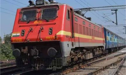 ट्रेन से सफर करने वालों के लिए अलर्ट! इस एक भूल से खाली हो सकता है बैंक खाता