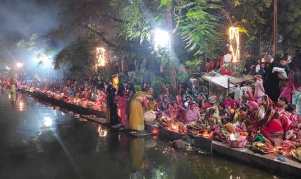आमातालाब के घाट पर उगते सूर्य को छठ व्रतियों ने दी उषा अर्घ्य देकर 4 दिवसीय पवित्र अनुष्ठान का समापन किया