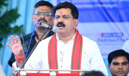 रायपुर : बच्चों के संग विद्यार्थी बने उपमुख्यमंत्री  विजय शर्मा