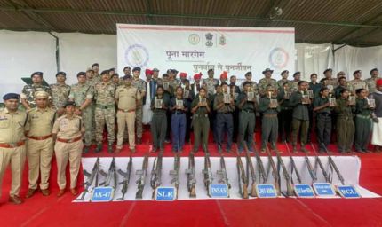 'लाल गलियारे' में बड़ी दरार: 21 नक्सलियों ने 18 हथियारों संग किया आत्मसमर्पण