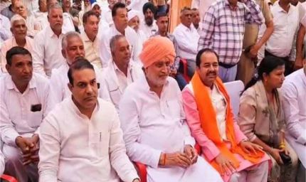 मंच पर नहीं मिली कुर्सी तो किसानों के बीच जा बैठे कृषि मंत्री, लोगों ने कहा– यही है असली नेता!