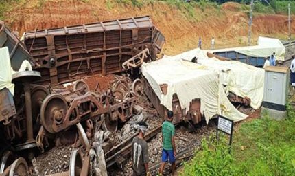 सिमडेगा में बड़ा रेल हादसा: मालगाड़ी के 10 डिब्बे पटरी से उतरे, कई घंटे ठप रहा परिचालन
