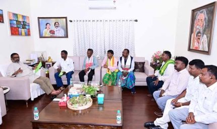 लुगू बुरु घांटा बाड़ी धोरोम गाढ़ प्रतिनिधिमंडल ने सीएम हेमंत सोरेन से की मुलाकात, रखी विभिन्न मांगें