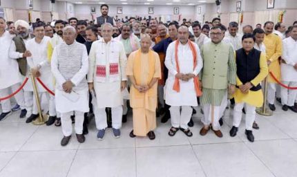 गोपाष्टमी पर मुख्यमंत्री आवास पहुंचे गन्ना किसान, गन्ना मूल्य बढ़ाने पर किया सीएम योगी का अभिनंदन