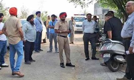 ऑटोमेटेड ड्राइविंग सेंटर पर ग्रामीणों का गुस्सा फूटा, पंचायत ने जड़ा ताला