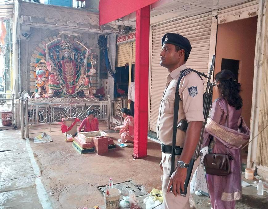 10 करोड़ के गहनों से सजी नगर जेठानी मां, 5 करोड़ के चांदी रथ से होगी विदाई – नुनहाई का भव्य दुर्गा उत्सव