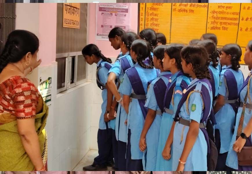 मिशन शक्ति 5.0: बालिकाओं ने सरकारी अस्पतालों का भ्रमण कर सीखी स्वास्थ्य सुरक्षा की बारीकियां