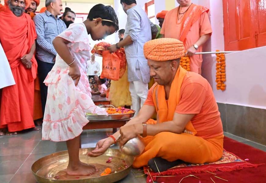 बेटियों के पांव पखार सीएम योगी ने की मातृ शक्ति की आराधना