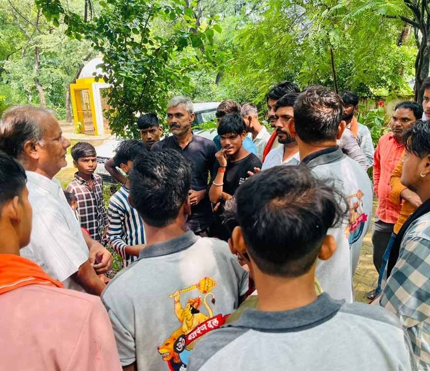 नवरात्र व्रत पर स्कूल लेट पहुंचीं छात्राएं, शिक्षक ने बनाया मुर्गा, बजरंग दल का विरोध प्रदर्शन