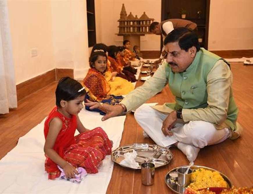मुख्यमंत्री डॉ. यादव ने कन्याओं को तिलक लगाकर, चुन्नी ओढ़ाकर स्नेह पूर्वक कराया भोज