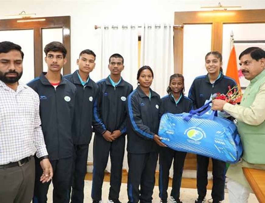 मुख्यमंत्री डॉ. यादव से मिले जर्मनी जाने वाले ग्राम विचारपुर के 5 फुटबॉल खिलाड़ी