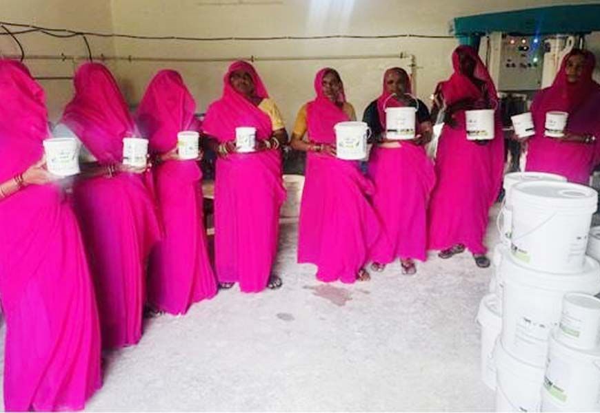 आजीविका मिशन से जुड़ी महिलाओं ने प्राकृतिक पेंट बनाकर की अनूठी पहल : मुख्यमंत्री डॉ. यादव