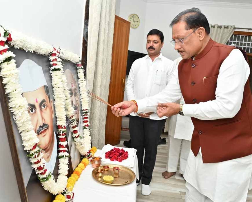 मुख्यमंत्री साय ने राष्ट्रपिता महात्मा गांधी और पूर्व प्रधानमंत्री श्री लाल बहादुर शास्त्री को उनकी जयंती पर किया नमन