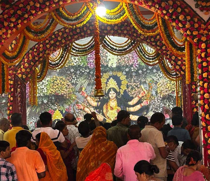 जय माता दी! महानवमी पर दुर्गा पूजा पंडालों में उमड़ा श्रद्धालुओं का सैलाब