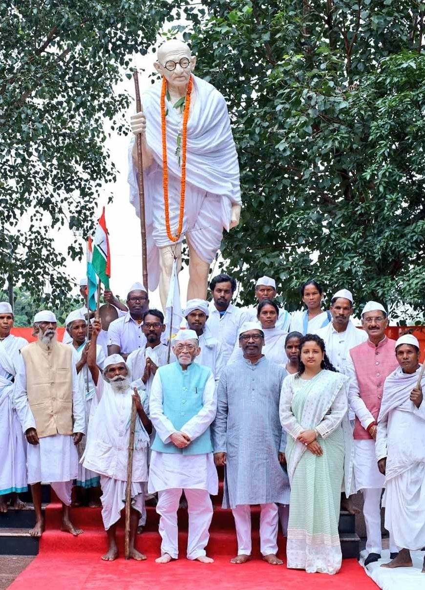 महात्मा गांधी को याद किया, जीवन बने प्रेरणा स्रोत: CM हेमंत और राज्यपाल ने किया माल्यार्पण