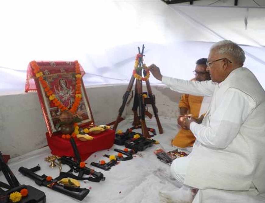 राज्यपाल पटेल ने राजभवन में किया शस्त्र पूजन