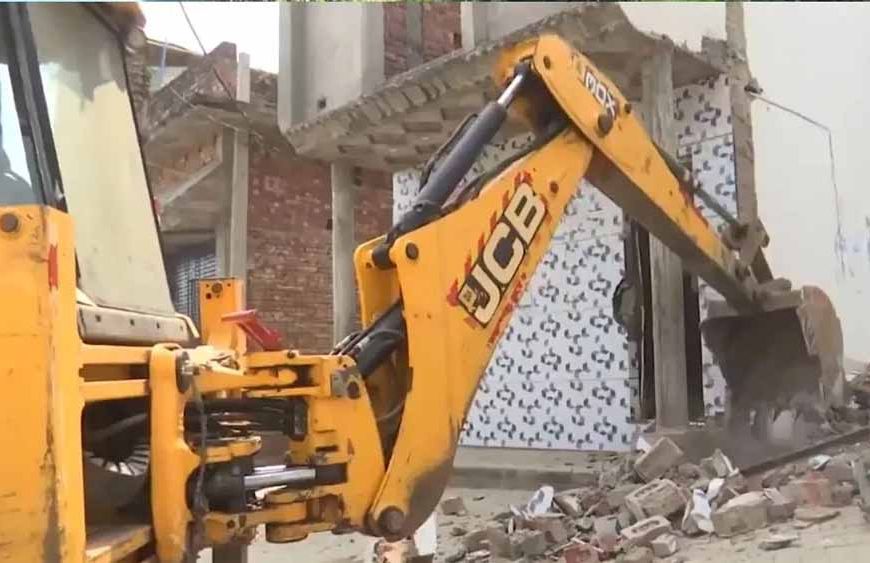 संभल में बुलडोजर कार्रवाई: अवैध मदरसा और मैरिज पैलेस जमींदोज, इलाके में तनाव