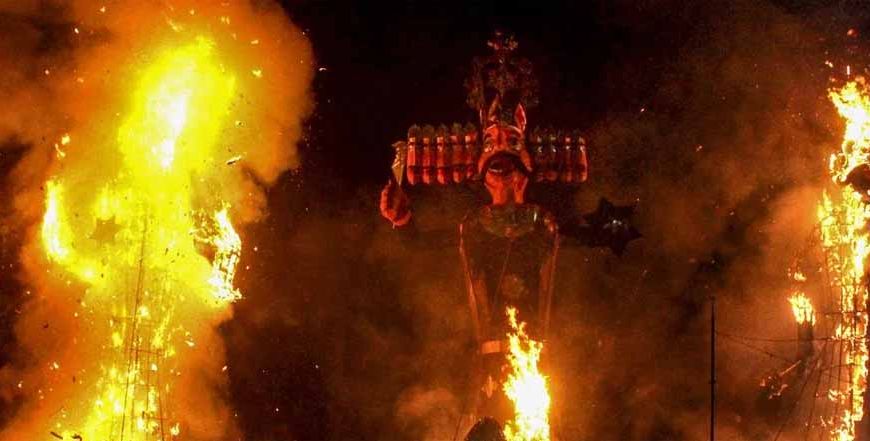 दशहरे की जली लकड़ी से घर में गायब करें नकारात्मक ऊर्जा