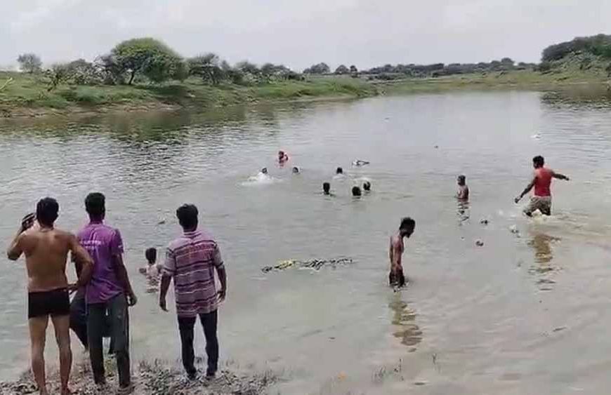 उज्जैन हादसा: 12 साल के बच्चे ने ट्रैक्टर स्टार्ट किया, 7 लोगों संग नदी में समा गया