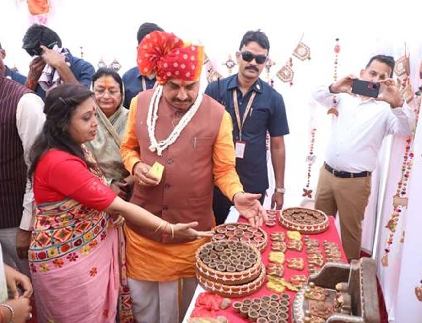 मुख्यमंत्री डॉ. यादव ने इंदौर में गोबर से स्वदेशी दीये बनाये जाने के नवाचार की सराहना की