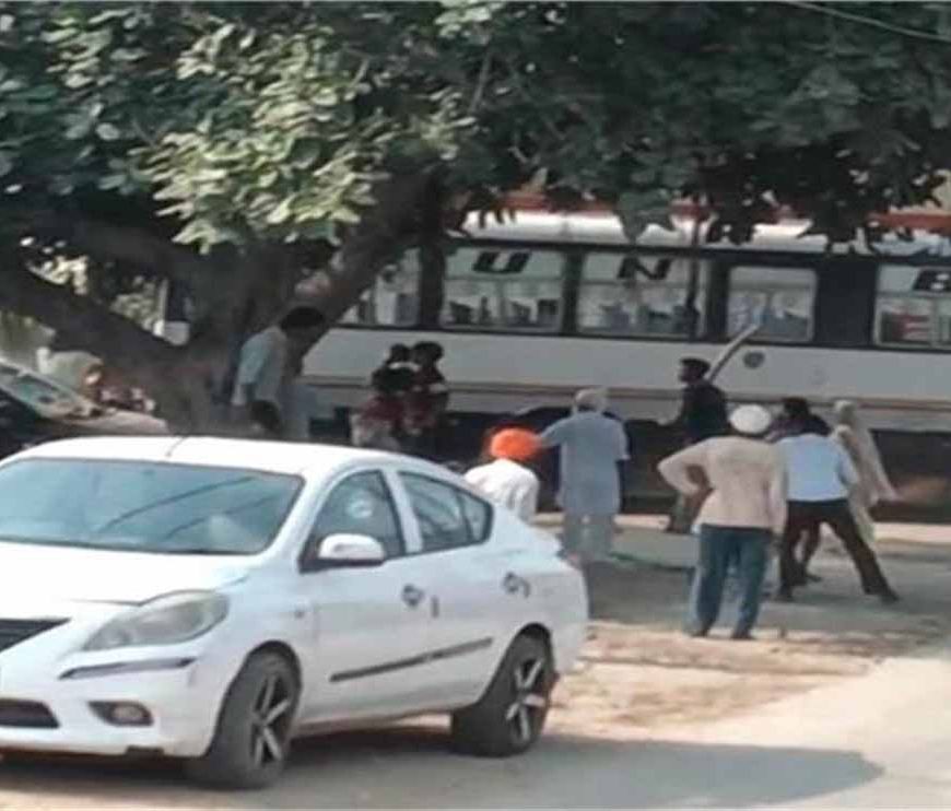 दिल्ली में भय का माहौल: AAP रैली जा रही बस पर हमला, गोलियों की बरसात