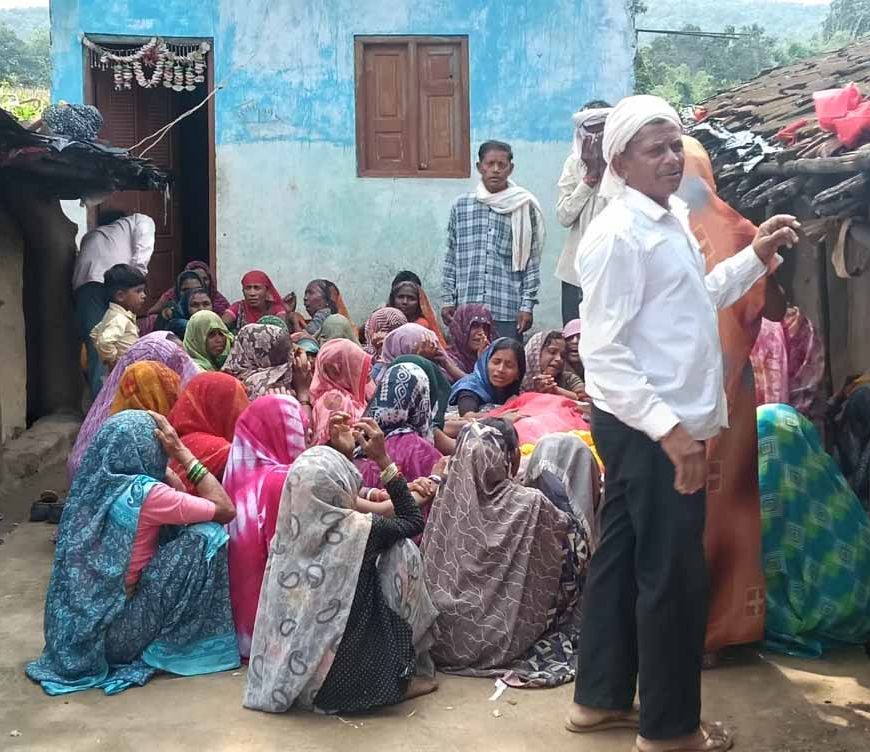 खंडवा हादसा: दुर्गा विसर्जन में डूबे 11 लोगों का अंतिम संस्कार, गांव में मातम