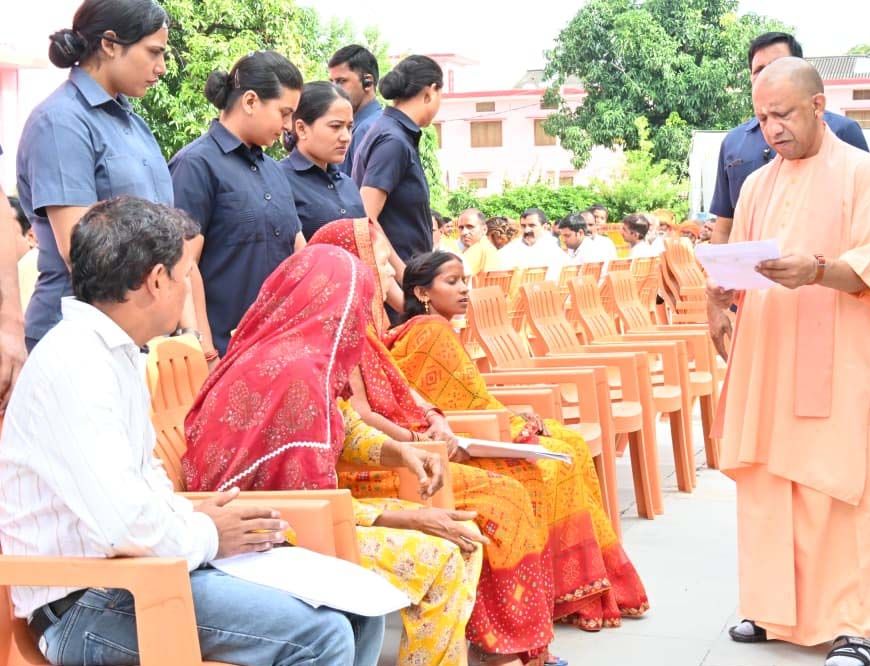 सीएम योगी ने चॉकलेट देकर बच्चों पर लुटाया प्यार, की आत्मीय बातचीत