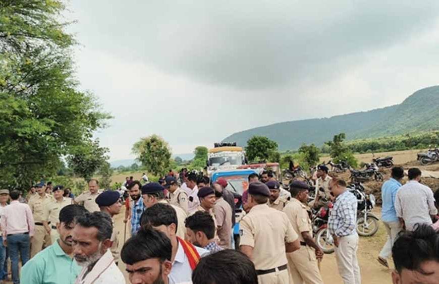 पन्ना में सड़क हादसा: दो की मौत, एक करोड़ मुआवजे और नौकरी की मांग पर चक्काजाम