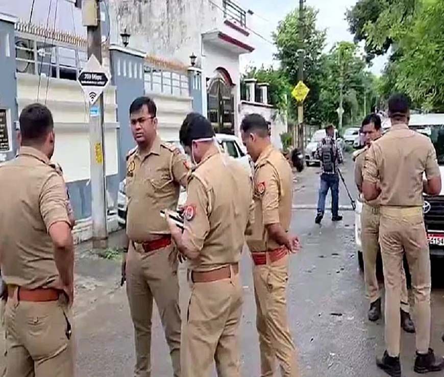 बरेली में सपा पर रोक, माता प्रसाद नजरबंद; संभल में सांसद बर्क के घर के बाहर पुलिस तैनात