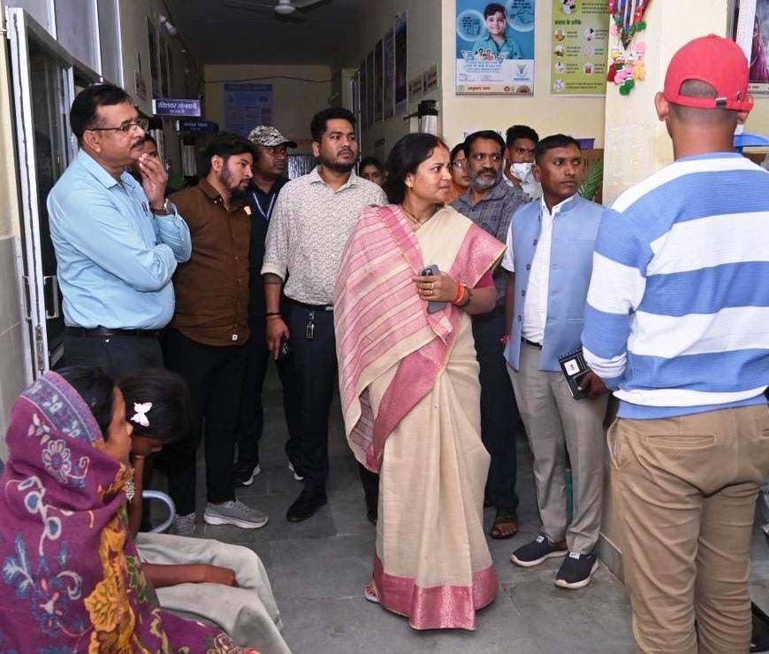 रायपुर : मंत्री श्रीमती लक्ष्मी राजवाड़े ने सूरजपुर जिले के ग्राम भांड़ी में उल्टी-दस्त से पीड़ित ग्रामीणों से की मुलाकात