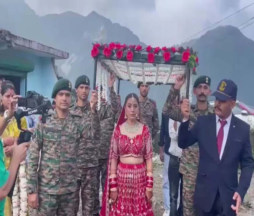 शहीद की बहन की शादी में सैनिकों ने फूलों से सजी छतरी उठाई, भाई का फर्ज निभाते हुए हिमाचल में अनोखा दृश्य