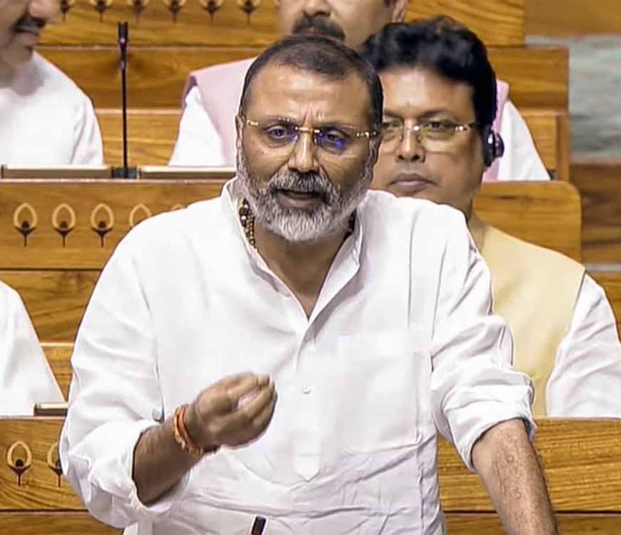 इमर्जेंसी का जिक्र कर कांग्रेस पर बरसे निशिकांत दुबे, बोले- 82 साल के बुजुर्ग भी थे जेल में